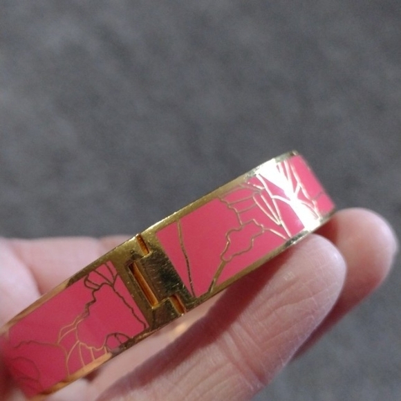 TOMMY BAHAMA PINK AND CRACKLED GOLD-TONE CLAMPER BANGLE 7.2" BRACELET - Picture 5 of 10